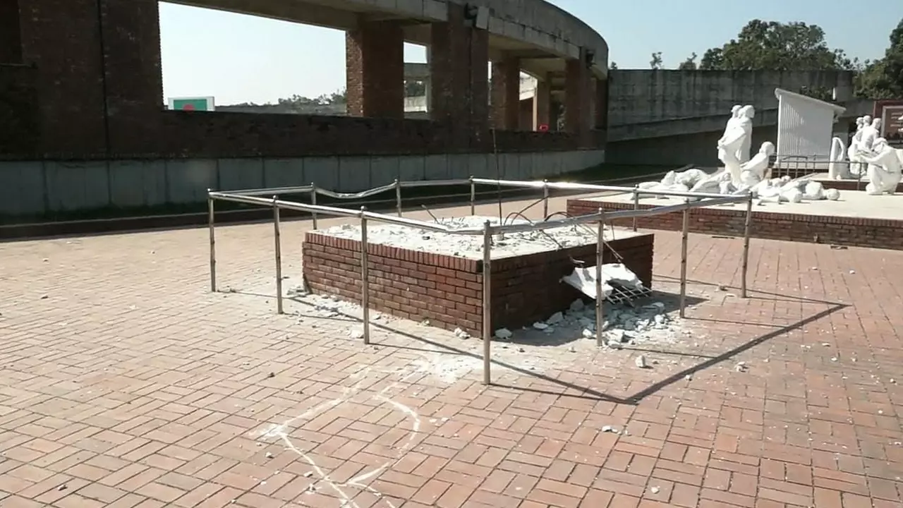 মেহেরপুরে শেখ মুজিবের ৭ই মার্চের মুর‌্যাল ভেঙে ফেলা হয়েছে